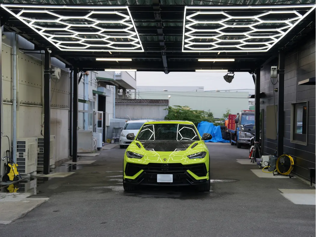 六角LED照明を備えたMIYABI京都伏見本店の手洗い洗車場